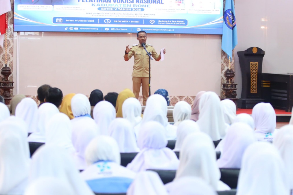 Bupati Bone Andi Asman Sulaiman saat memberikan motivasi kepada peserta pelatihan vokasi di Watampone.
