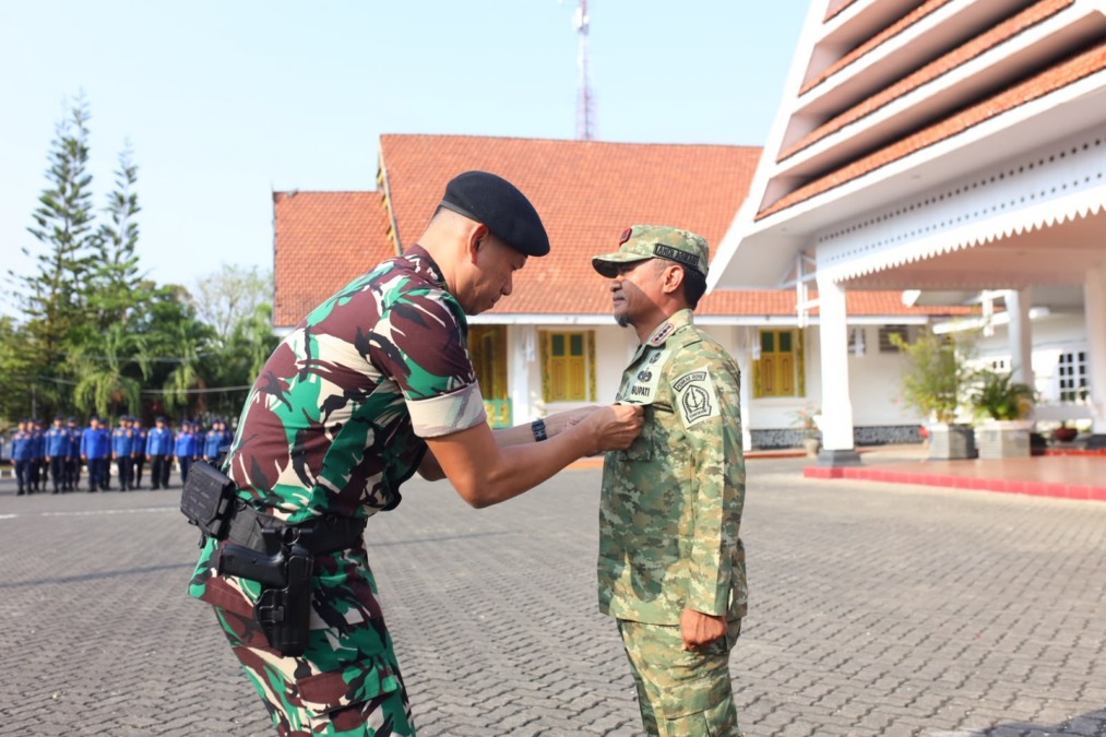 Bupati Bone Andi Asman Sulaiman menerima Brevet Kehormatan Kavaleri dari Yonkav 10/Mendagiri.