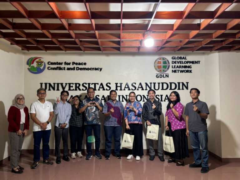 CPCD Unhas dan CSIS mengkaji demokrasi lokal untuk memetakan tantangan dan mendorong partisipasi masyarakat yang lebih inklusif.