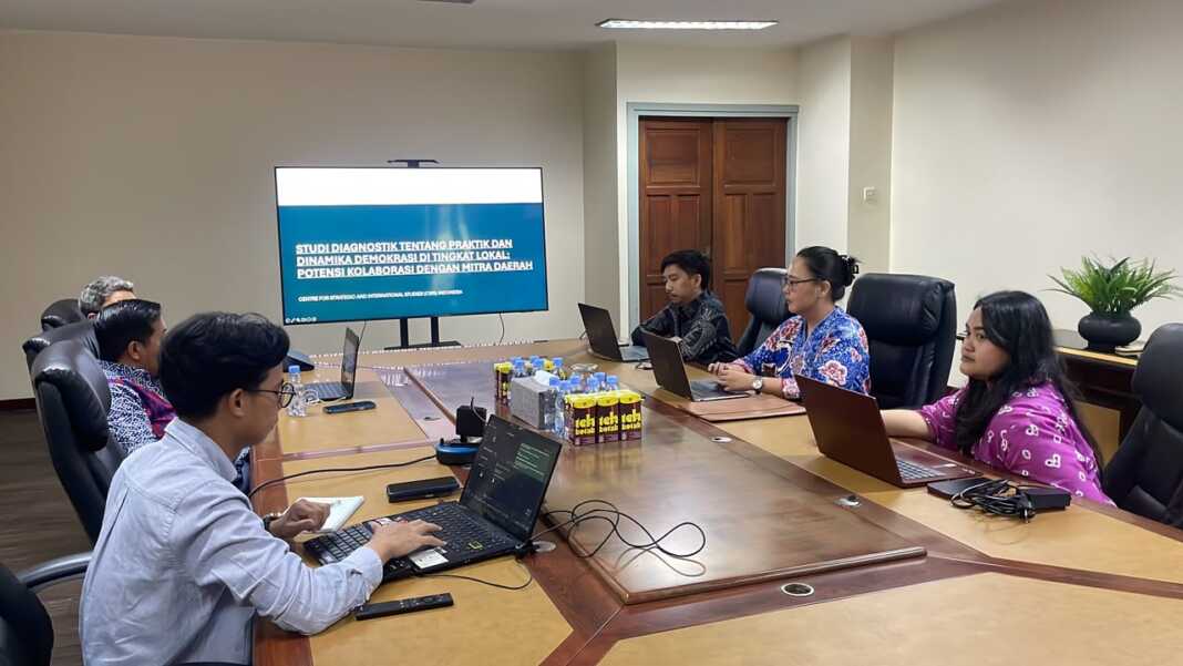 CPCD Unhas dan CSIS mengkaji demokrasi lokal untuk memetakan tantangan dan mendorong partisipasi masyarakat yang lebih inklusif.