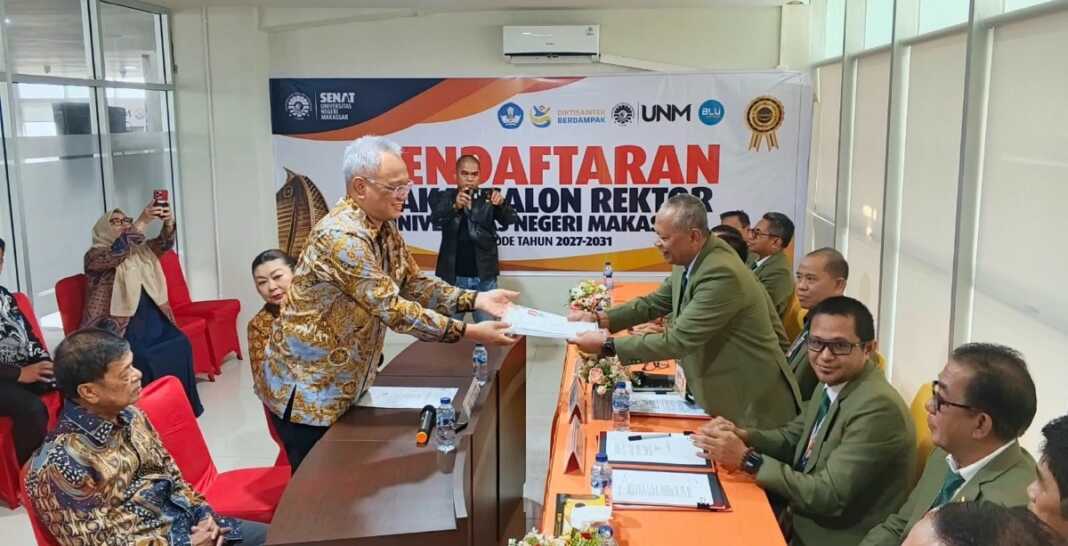 Mantan Dirjen Belmawa Ristekdikti, Prof. Ismunandar, Ph.D., saat menyerahkan berkas pendaftaran bakal calon Rektor UNM kepada Ketua Panitia Prof. Andi Muhammad Idkhan di kampus UNM Makassar, Jumat (9/10/2026).