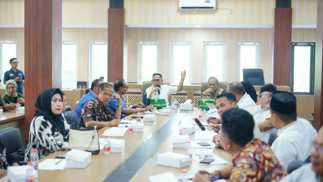 Wabup Bone Andi Akmal Pasluddin memimpin rapat persiapan penilaian Adipura 2026.