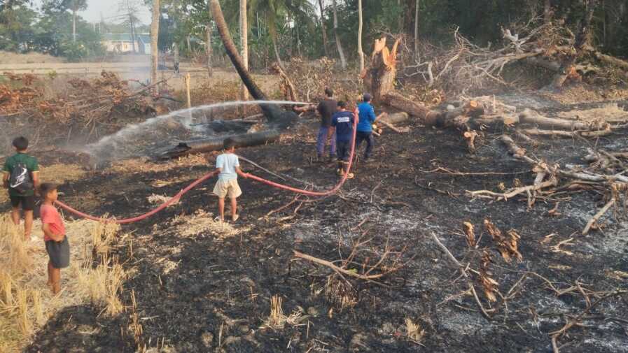 Disdamkarmat Bone menangani tiga kebakaran dalam sehari di Dua Boccoe, Awangpone, dan Tanete Riattang. Dua rumah terbakar dan satu orang dilaporkan meninggal dunia.