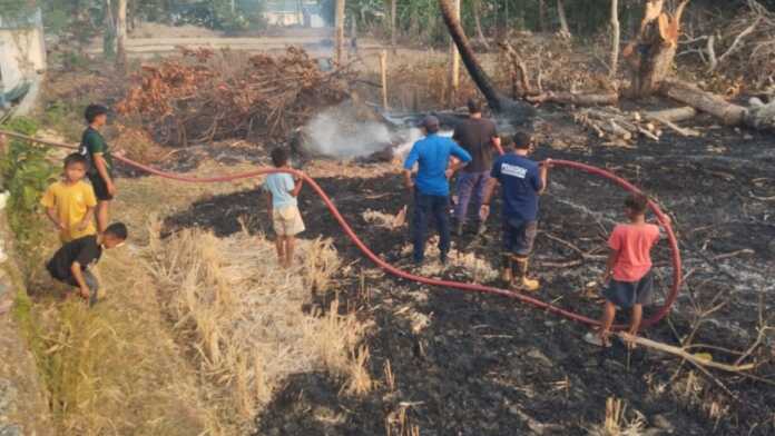 Disdamkarmat Bone menangani tiga kebakaran dalam sehari di Dua Boccoe, Awangpone, dan Tanete Riattang. Dua rumah terbakar dan satu orang dilaporkan meninggal dunia.