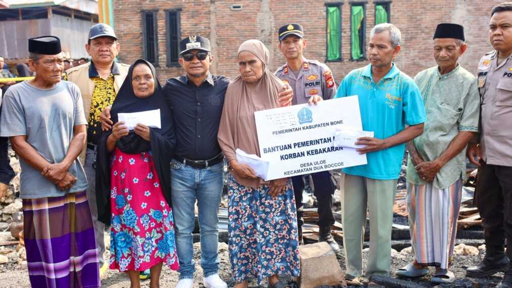 Bupati Bone menyalurkan bantuan Rp40 juta kepada korban kebakaran di Desa Uloe, Dua Boccoe, yang menghanguskan dua rumah dan menelan korban jiwa.
