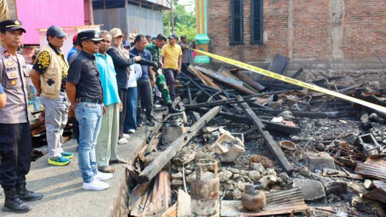 Bupati Bone menyalurkan bantuan Rp40 juta kepada korban kebakaran di Desa Uloe, Dua Boccoe, yang menghanguskan dua rumah dan menelan korban jiwa.