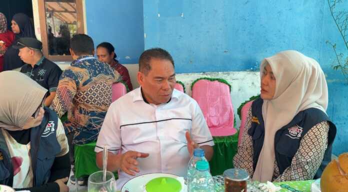 Bupati Fakfak dan Tim 16 TEP Unhas membahas penguatan ekonomi kampung melalui revitalisasi BUMKam, perluasan pasar, dan hilirisasi pala.