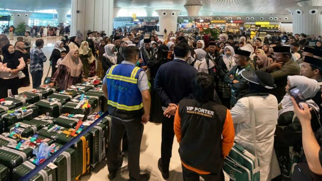 Jemaah umrah asal Sulawesi Selatan menunggu jadwal penerbangan ke Madinah di Bandara Sultan Hasanuddin.