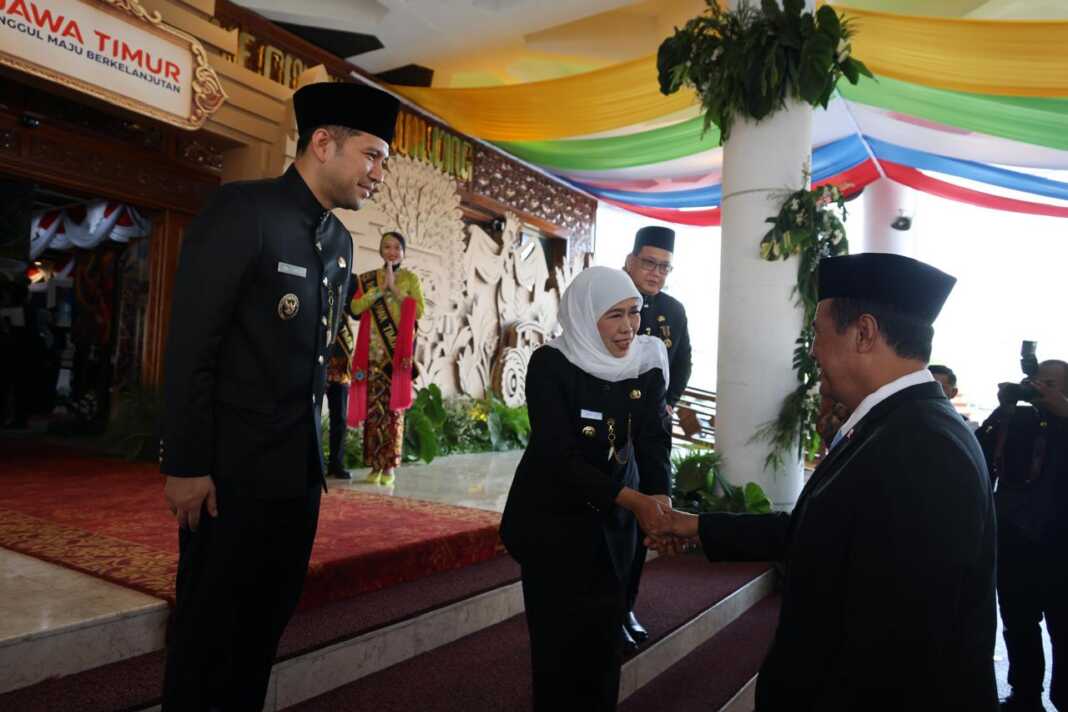 Khofifah Indar Parawansa dan Menteri Pertanian Andi Amran Sulaiman dalam agenda peringatan Hari Jadi ke-81 Provinsi Jawa Timur.
