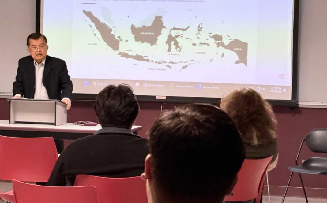 Wakil Presiden ke-10 dan ke-12 RI, Jusuf Kalla (JK), menyoroti pelaksanaan otonomi daerah dan tantangan demokrasi Indonesia dalam kuliah umum di Northern Illinois University (NIU), DeKalb, Illinois,