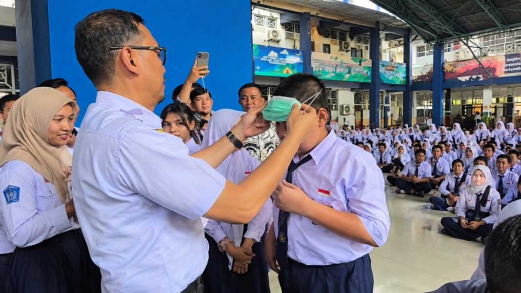 Sekretaris Daerah Kota Makassar Andi Zulkifly Nanda membagikan masker gratis kepada siswa di salah satu sekolah sebagai langkah antisipasi memburuknya kualitas udara