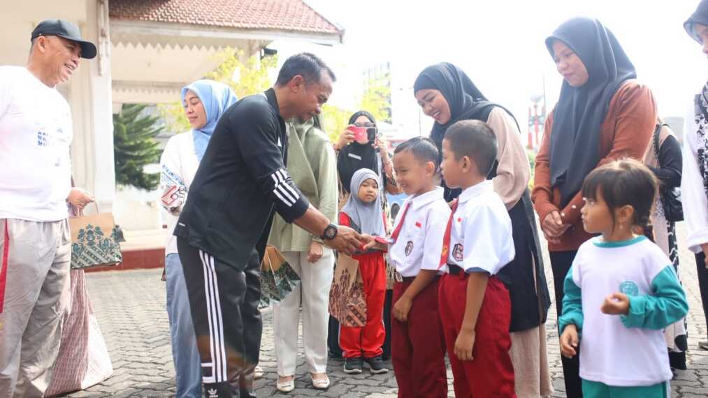 Pemkab Bone menyalurkan 1.800 produk susu untuk 450 anak guna mendukung pemenuhan gizi dan menekan stunting.