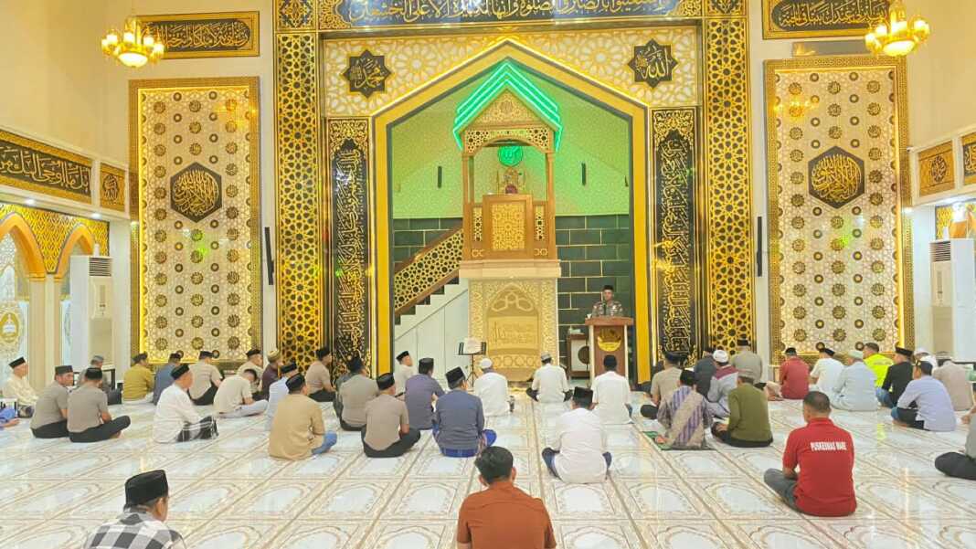 Kapolres Bone AKBP Astoto Budi Rahmantyo mengajak masyarakat menjaga kamtibmas dan mewaspadai judi online serta penyebaran hoaks saat salat Subuh berjamaah di Watampone.