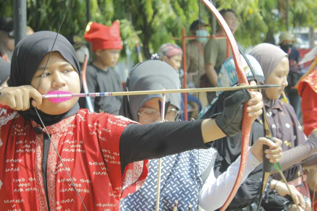Di tengah persaingan lebih dari seratus peserta pada kategori Under 13 (U13), Nafeesa Azra Salsabila, atlet muda Cheng Hoo Archery School sukses membawa pulang tiga pencapaian sekaligus, dalam Lomba Panahan Tradisional Forkot Makassar 2026
