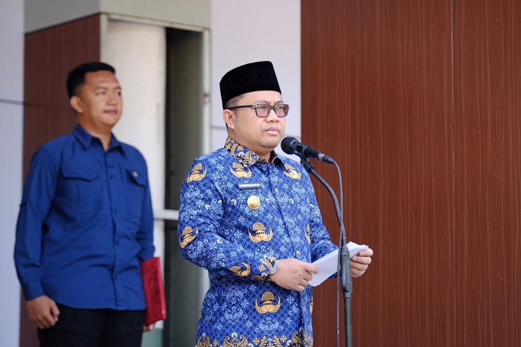 Plt Bupati Gowa Darmawangsyah Muin memimpin upacara di kantornya, Senin (19/10)