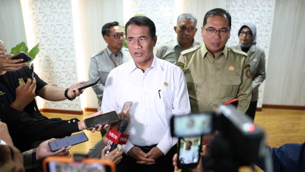 Mentan Amran menyambut Wamentan Alim Setiawan Slamet untuk memperkuat swasembada pangan berkelanjutan transformasi pertanian modern.