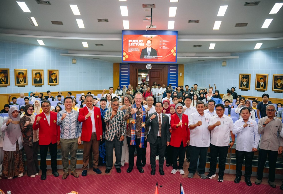 Duta Besar Inggris untuk Indonesia dan Timor-Leste, H.E. Dominic Jermey CVO OBE melakukan kunjungan dan memberikan kuliah umum di Universitas Hasanuddin (Unhas), Makassar, Senin (19/10/2026).