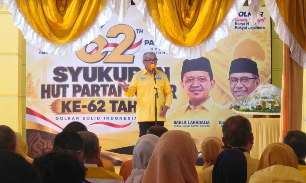Ketua DPD I Golkar Sulsel Ilham Arief Sirajuddin berpidato dalam syukuran HUT ke-62 Golkar di kantornya.