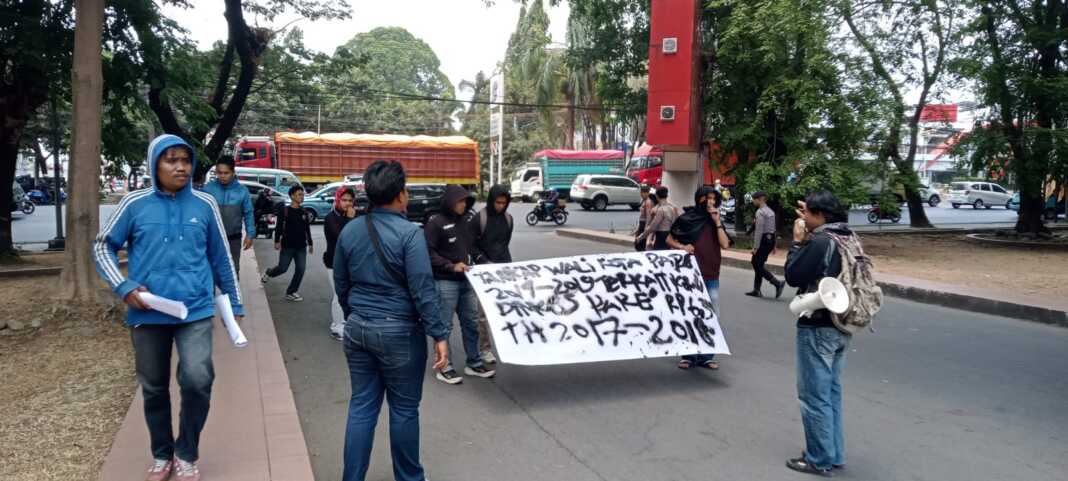 Puluhan aktivis unjuk rasa di Mapolda Sulsel mendesak penangkapan mantan Wali Kota Parepare Taufan Pawe terkait dugaan korupsi Dinkes senilai Rp6,3 miliar.
