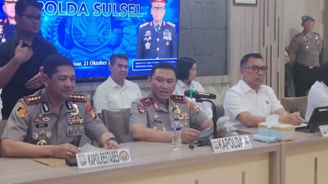 Kapolda Sulsel Irjen Awal Chairuddin bersama Kapolrestabes Makassar Kombes Arya Perdana dalam rilis di Mapolda Sulsel.