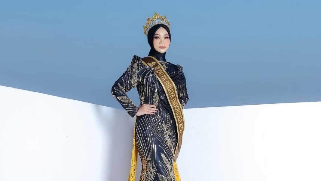 Mahasiswi Sastra Arab Unhas, Fifi Fitriana, meraih Runner Up 3 Duta Budaya Indonesia 2026 lewat advokasi pelestarian wastra dan aksara Lontara Sulsel.