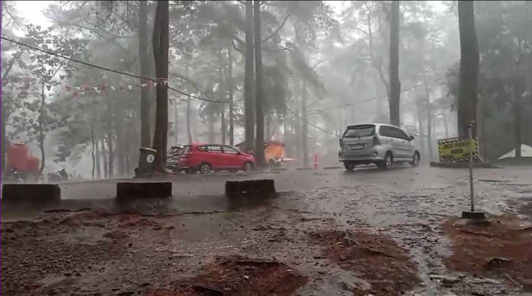 Hujan kembali mengguyur Malino, Gowa, pada 23 Oktober 2026 setelah kemarau panjang. BMKG menjelaskan hujan dipicu pembentukan awan dari laut.