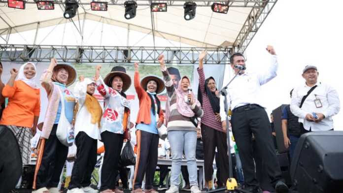 Mentan Amran menyiapkan benih gratis dan tiga pompa air untuk menangani 300 hektare lahan puso di Pringsewu, Lampung.