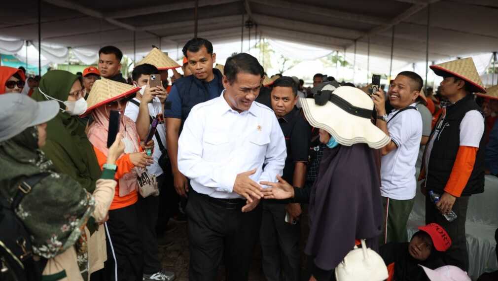 Mentan Amran menyebut kebijakan Presiden Prabowo mendorong harga singkong naik dari Rp 700 menjadi Rp 3.000 per kilogram. NTP Lampung juga disebut mencapai 131,11.