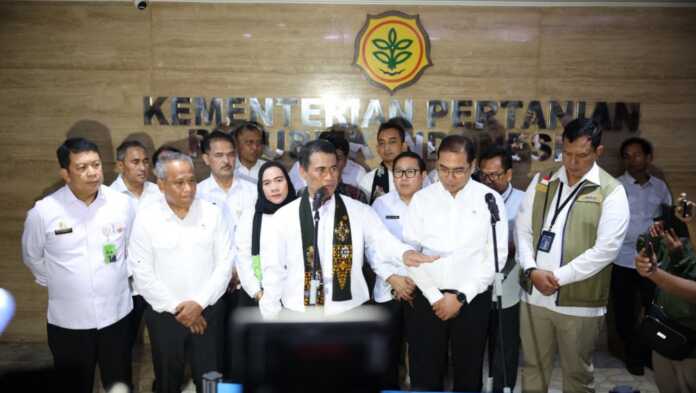 Mentan Amran menyiapkan Rp300 miliar untuk benih jagung pakan dan merencanakan anggaran serupa tahun depan. Pemerintah menargetkan penanaman 300 ribu hektare untuk memperkuat pasokan peternak.
