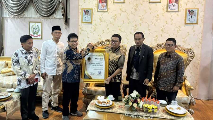 Bupati Soppeng Suwardi Haseng menerima PWI Sulsel Awards 2026 atas komitmennya memajukan pendidikan. Foto: SPos/Ayi.
