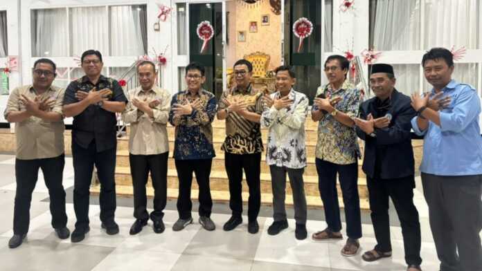 Bupati Soppeng Suwardi Haseng menerima PWI Sulsel Awards 2026 atas komitmennya memajukan pendidikan. Foto: SPos/Ayi.