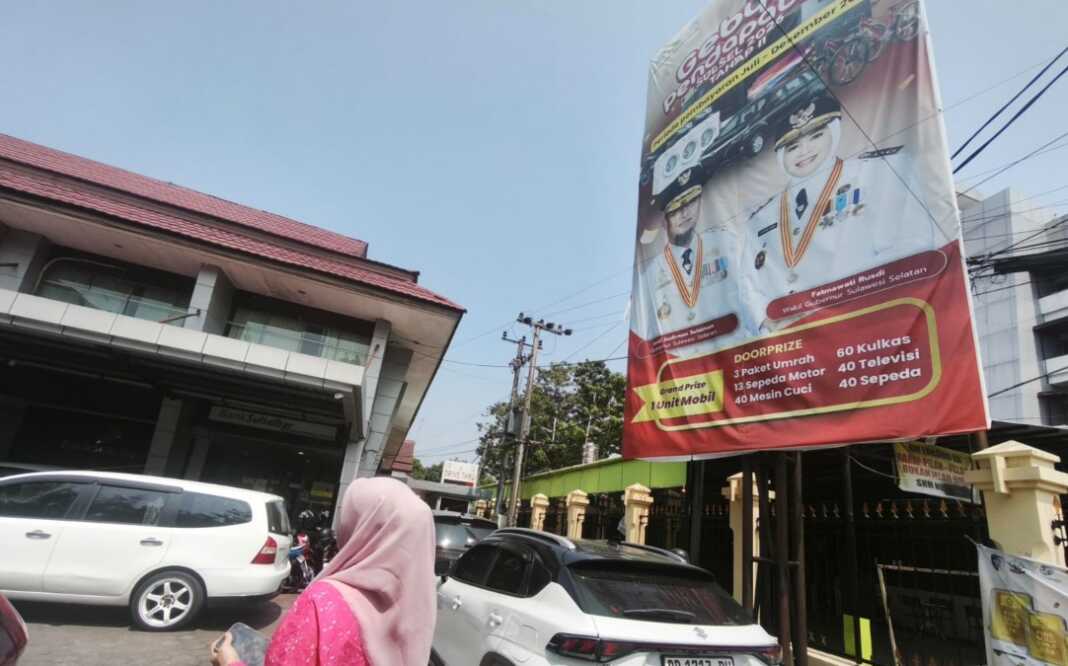 Antrean pembayaran pajak kendaraan di Drive Thru Kantor Samsat Sulsel, Jalan AP Pettarani, Makassar, Sabtu (30/10).