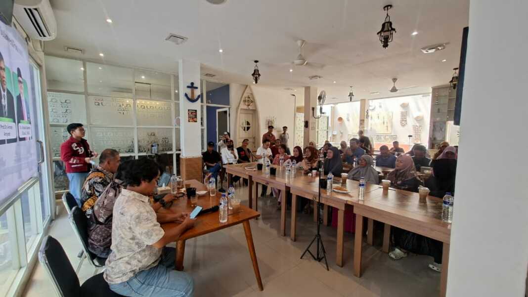 Diskusi Terbatas SulawesiPos bertajuk "Komunikasi Publik Presiden, Bagaimana Seharusnya?" di Kedai Ayah UQ, Makassar, Sabtu (31/10/2026). Foto: Tari/SPos.