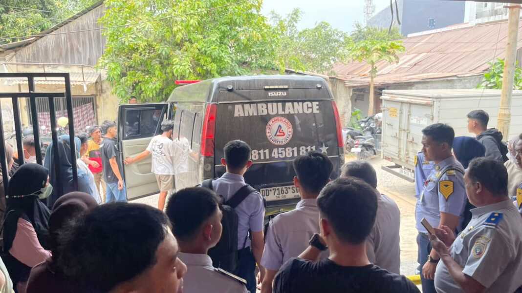 Keributan di Jalan Boulevard Makassar memakan korban jiwa. Sopyan tewas ditikam badik setelah dikeroyok sekelompok orang. Polisi kini tengah memburu para pelaku