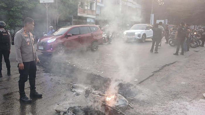 Warga Makassar menghadang sekitar 20 motor diduga geng motor di Jalan Sungai Saddang Baru. Dua motor yang ditinggalkan kemudian dibakar.