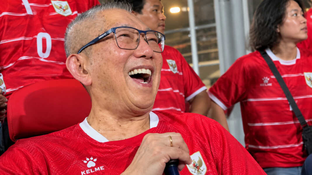 Kakek Mitchell Baker berkelakar siap menggantikan cucunya jika gagal mencetak gol setelah Indonesia menang 9-2 atas Bangladesh 