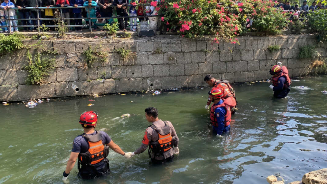 Tim SAR menyisir kanal hingga radius 500 meter untuk pencarian Rizqia Rahmat (6) diduga tenggelam di Kanal Sinrijala, Kelurahan Tamamaung, Kecamatan Panakkukang, Makassar