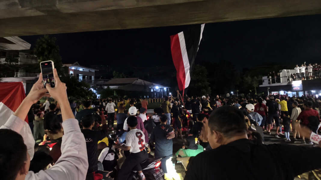 Euforia warga di Jalan AP Pettarani Makassar setelah Indonesia juara