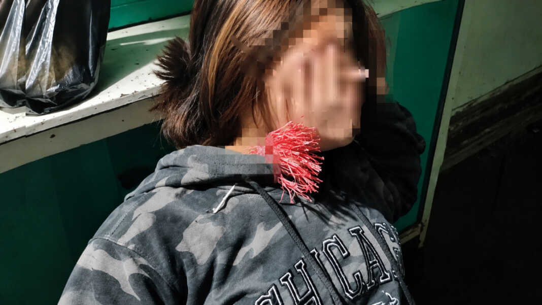 Korban seorang perempuan berinisial AL (22) terkena anak panah busur saat membayar pesanan di Jalan Haji Kalla, Kelurahan Panaikang, Kecamatan Panakkukang, Makassar, Rabu (14/10/2026) dini hari