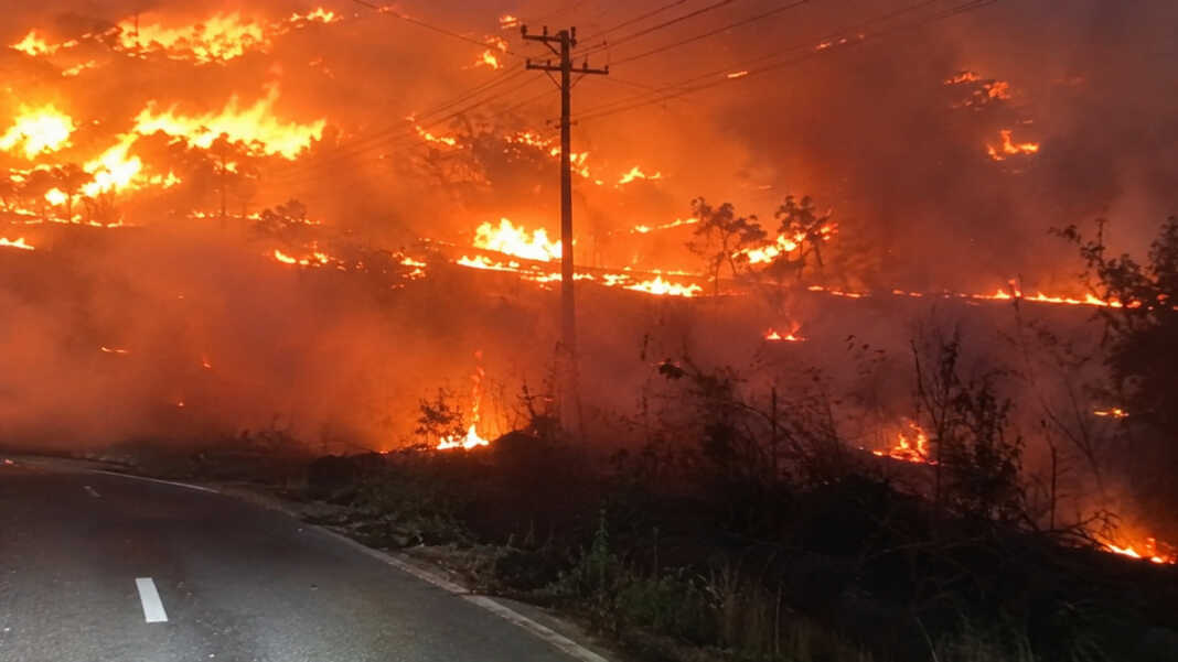 Kebakaran di Tempat Pembuangan Akhir (TPA) Aloppoe, Parepare, Sulawesi Selatan belum padam setelah berlangsung sekitar 19,5 jam hingga Minggu (18/10/2026) siang.