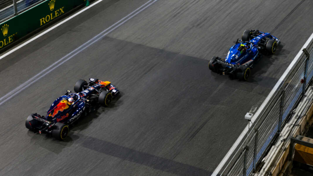 Max Verstappen merebut pole Sprint GP Singapura 2026 dalam Sprint Qualifying di Marina Bay Street Circuit, jumat (9/10/2026) malam, diikuti George Russell dan Charles Leclerc.