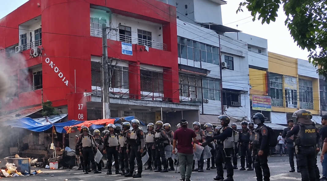 Aparat kepolisian dari Dalmas Polrestabes Makassar masih bersiaga di Jalan Rajawali, Makassar, Minggu sore (18/10/2026)