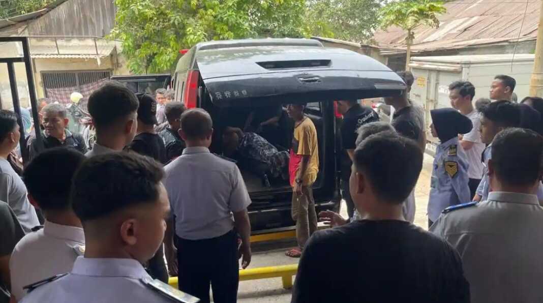 Mahasiswa asal Bone berinisial S (23) tewas ditikam OTK di Jalan Boulevard, Makassar, usai terlibat cekcok sepulang dari THM. Polisi menyelidiki pelaku.