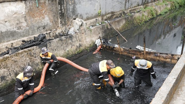 Pemkot Makassar menjajaki teknologi penyedot air dan penyemprot bertekanan tinggi dari Jepang untuk mengantisipasi banjir serta membersihkan saluran drainase.