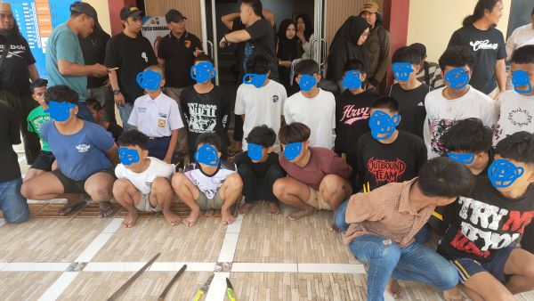Siswa SMPN 5 Mandai diamankan polisi saat hendak sekolah karena diduga terkait tawuran maut di Makassar yang menewaskan mahasiswa.