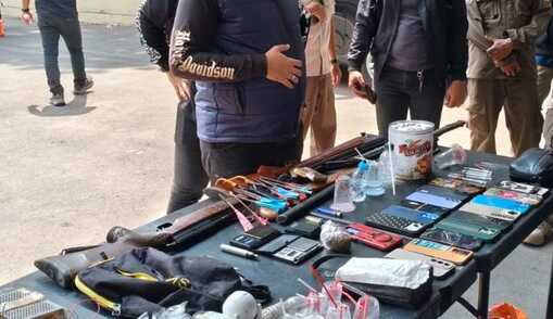 Polisi mengamankan 27 orang saat menggerebek Kampung Dangko, Makassar. Petugas menyita sabu, busur panah, hingga senapan angin.