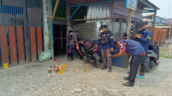 Petugas mengevakuasi korban warga sipil yang tewas setelah ditemukan terluka di Distrik Dekai, Kabupaten Yahukimo pada Minggu malam (11/10/2026)
