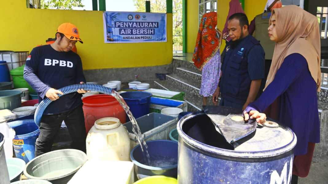 Pemprov Sulsel menyalurkan 403 ribu liter air bersih kepada 13.235 warga Makassar di 7 kecamatan terdampak kekeringan sejak September.