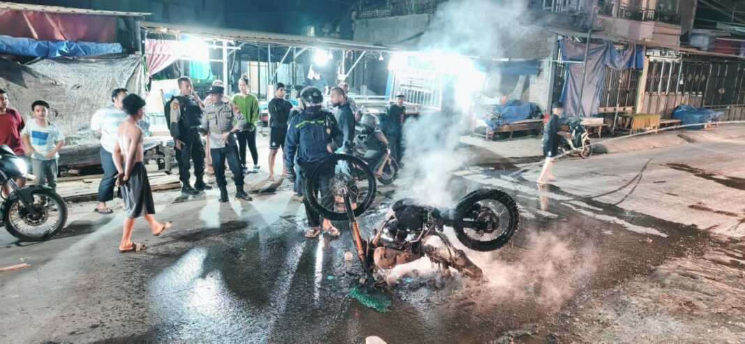Satu unit sepeda motor dibakar dalam bentrok antar kelompok pemuda di Jalan AMD, Kelurahan Manggala, Kec. Manggala, Makassar